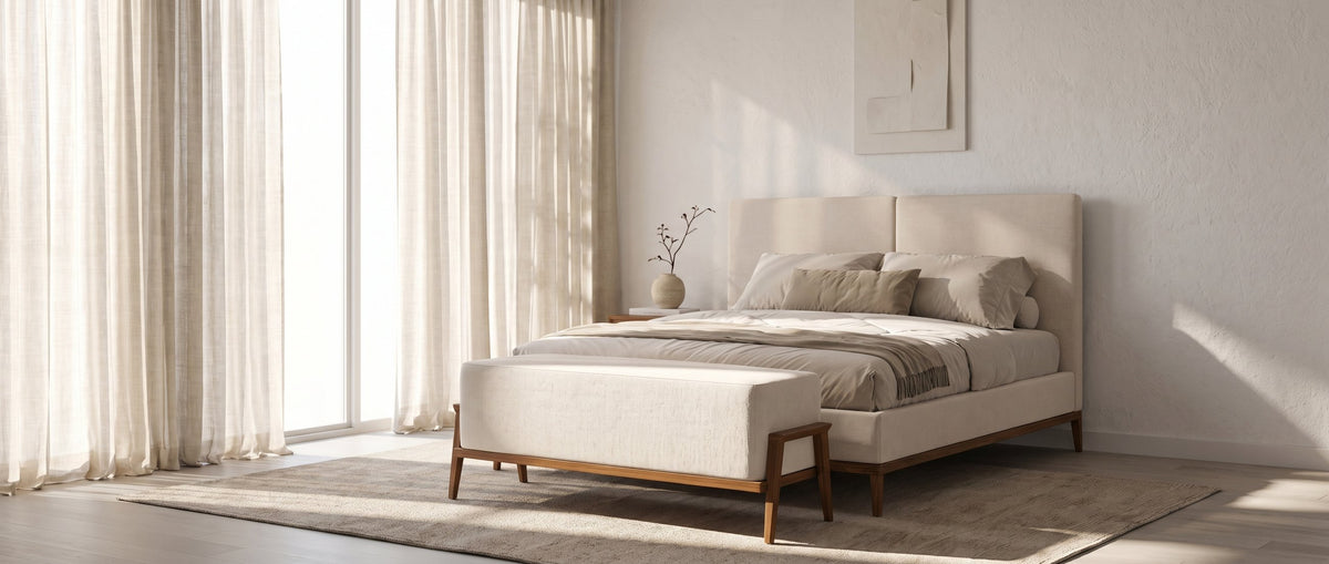 ROSEWOOD numa sala, ao centro