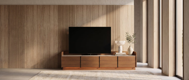 NEXUS WOOD numa sala, com parede ripada