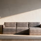 HUG com chaise numa sala, ao centro