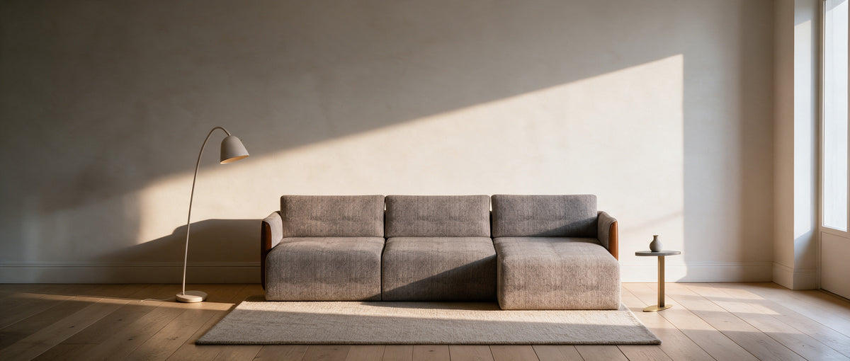 HUG com chaise numa sala, ao centro
