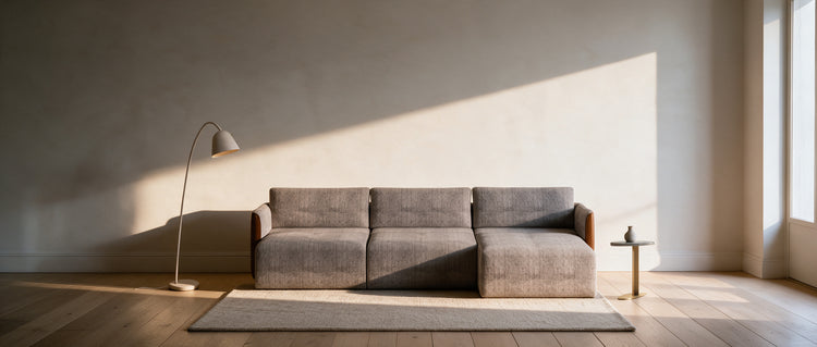 HUG com chaise numa sala, ao centro