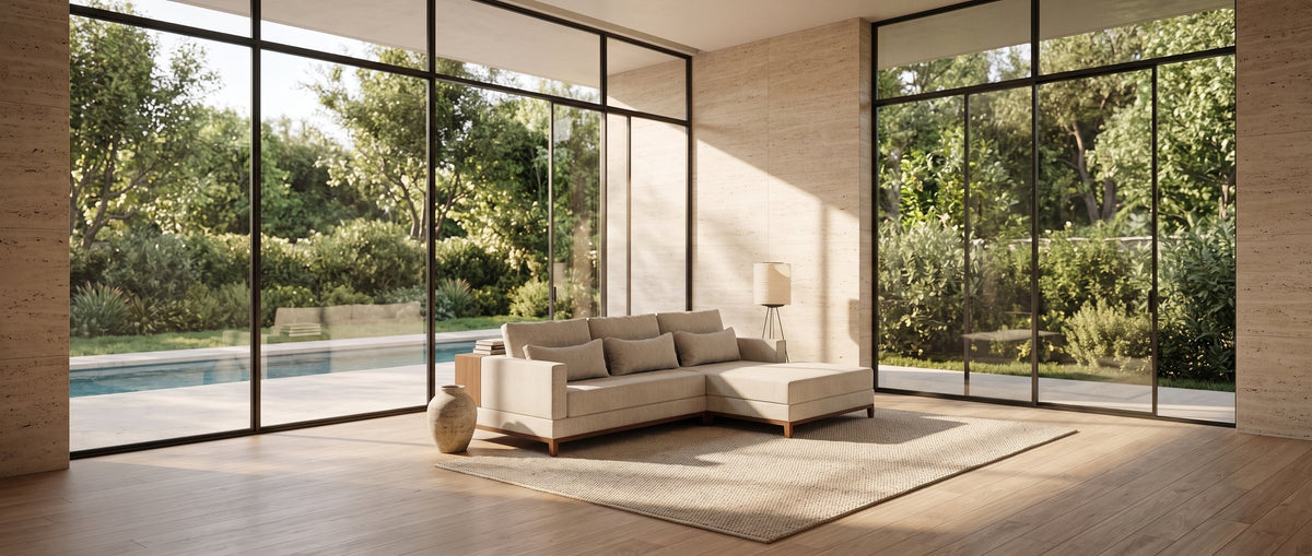 ORFEI com chaise numa sala, ao centro