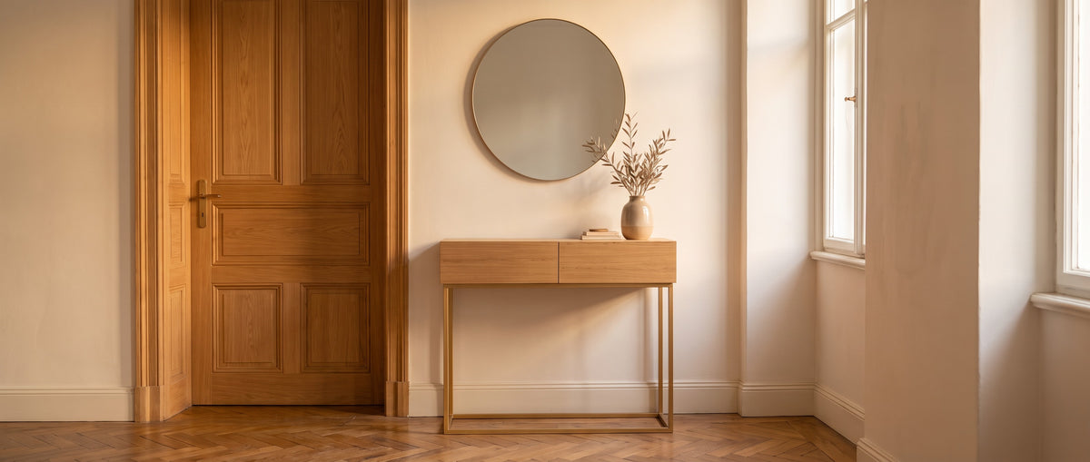 HALL WOOD numa sala, ao centro