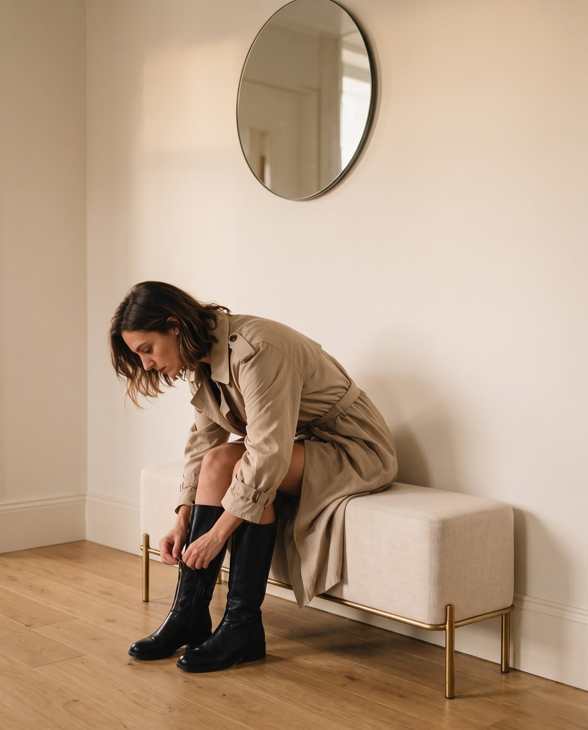 EDEN, banco estofado, num hall de apartamento dos anos 60 com uma mulher a calçar uma bota