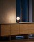 JADE, candeeiro de mesa aceso numa sala