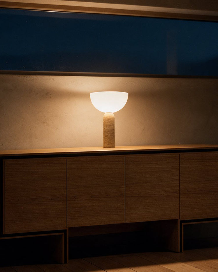 PEDRA Opala, candeeiro de mesa aceso numa sala