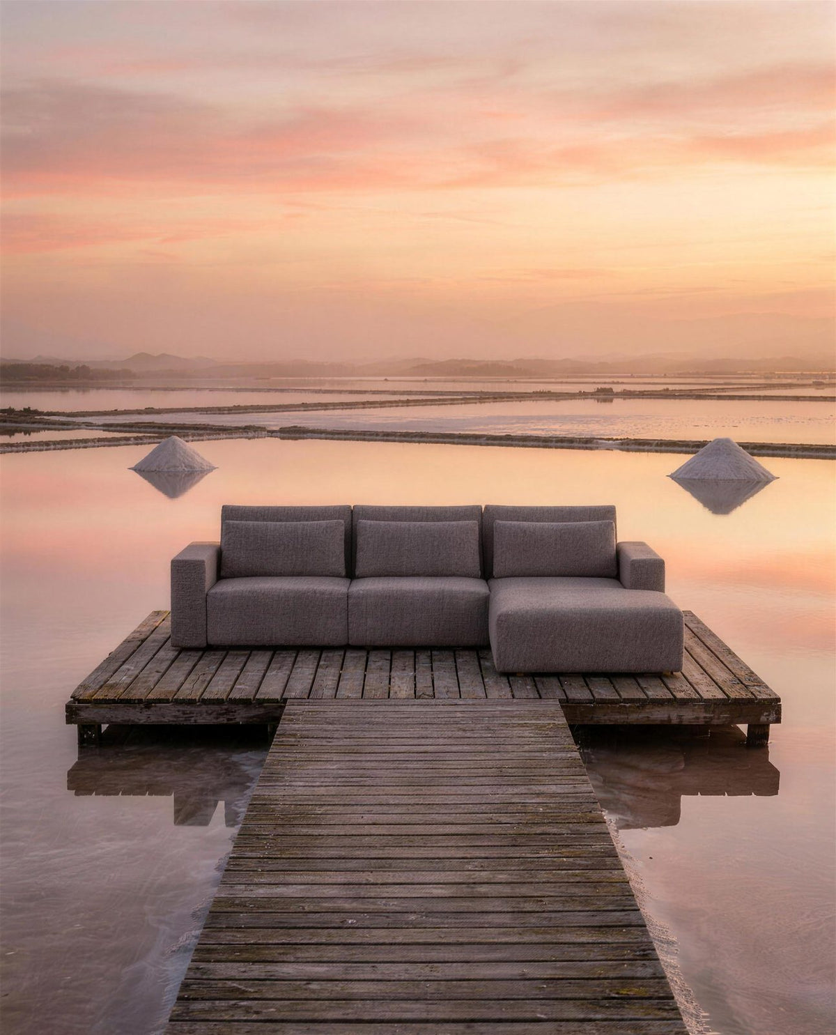 Sofá MADDOX com chaise num pontão de madeira sobre as salinas, ao pôr do sol