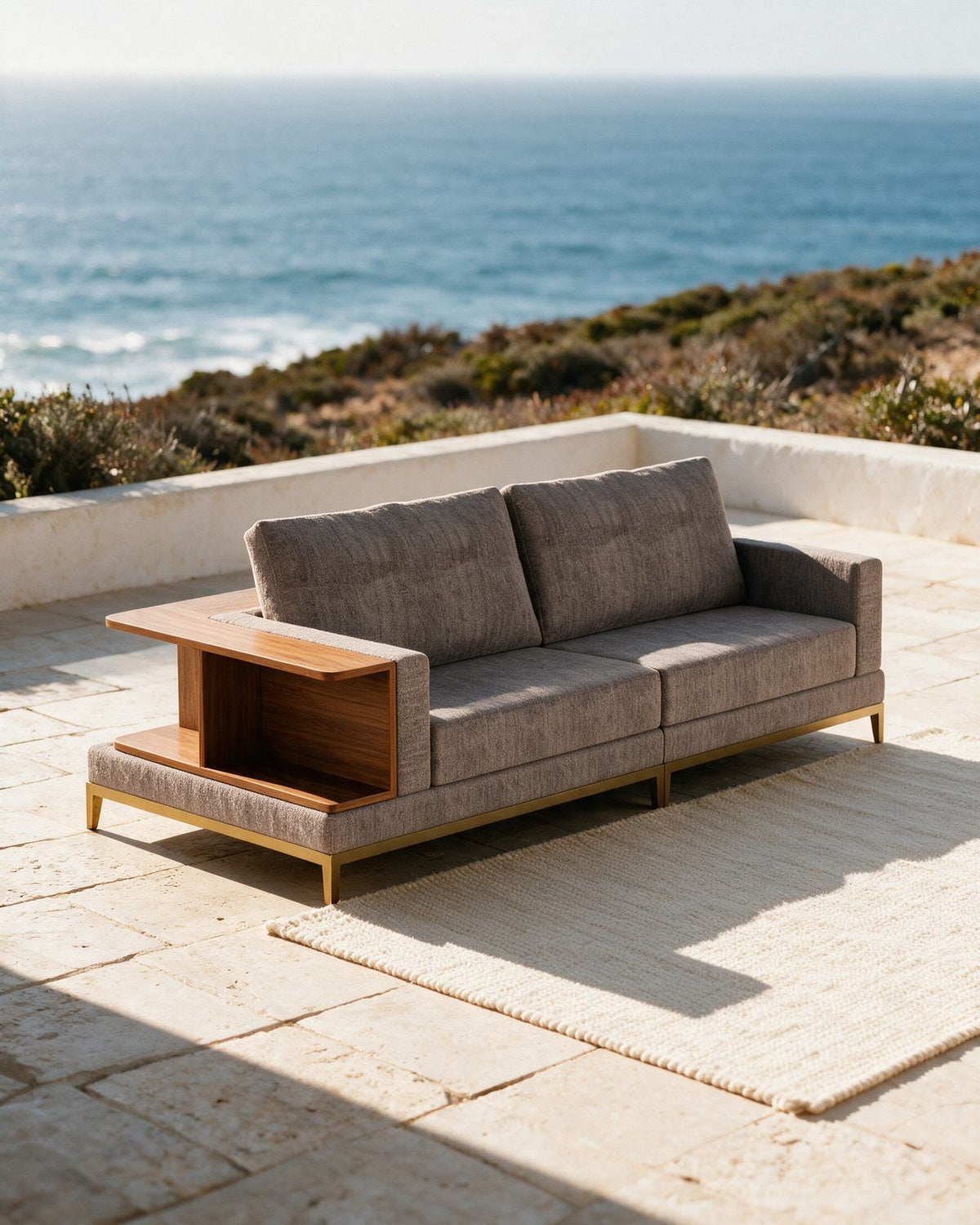 Sofá NOOK 2 lugares com mesa de apoio num terraço caiado sobre o mar